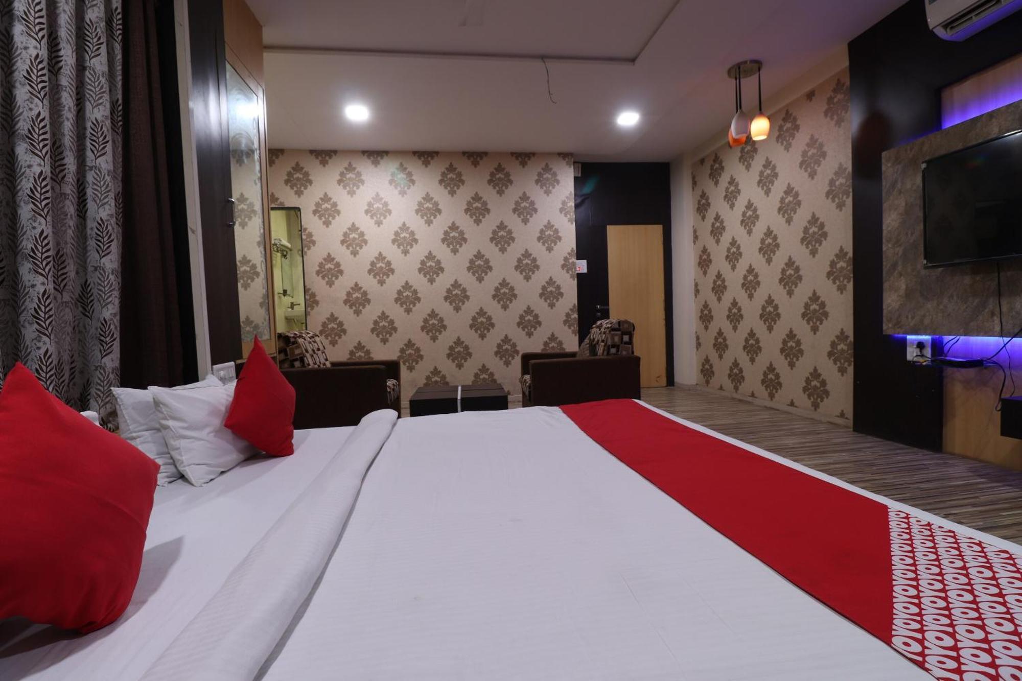 Hotel O Shri Sai Niwara Lodge Dhule Eksteriør bilde